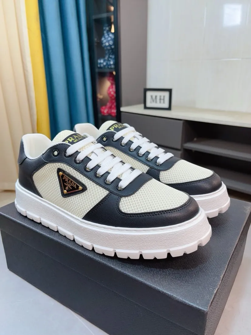 Men's shoes 💰440🌹🌹Prada 〈prada〉 luxury and fashionable high-end products ✊🔥The perfect last shape and top-notch handcrafting make this shoe immediately create a strong aristocratic atmosphere. Imported first-layer cowhide with brogue carving crafts💋Genuine leather lining🎶Rubber combination outsole specially imported from France for leather shoes😍Color: Mysterious Black☕️Size 38～44